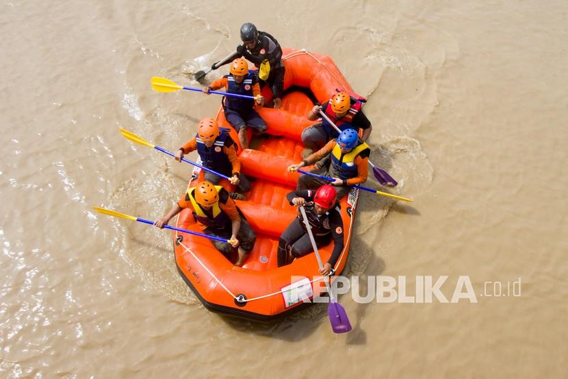 Peserta mengikuti pelatihan SAR (Search And Rescue) Water Rescue di Daerah Aliran Sungai Citarum, Karawang, Jawa Barat, Sabtu (27/11/2021). Pelatihan yang digelar oleh SAR Sagara Karawang bersama tim tanggap bencana Bina Ukhuwah tersebut untuk melatih kemampuan dalam memberikan pertolongan terhadap korban bencana banjir. 