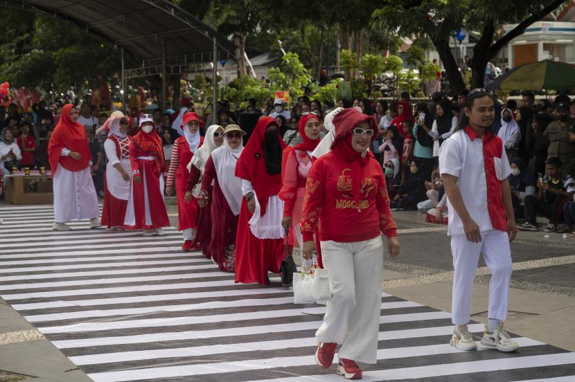 Peserta mengikuti peragaan busana jalanan (fashion street) bertema kemerdekaan di Palu, Sulawesi Tengah, Ahad (14/8/2022). Peragaan busana yang diinisiasi komunitas penjahit busana itu selain bertujuan memamerkan rancangan busana para desainer juga untuk memeriahkan peringatan HUT ke-77 Kemerdekaan RI. 