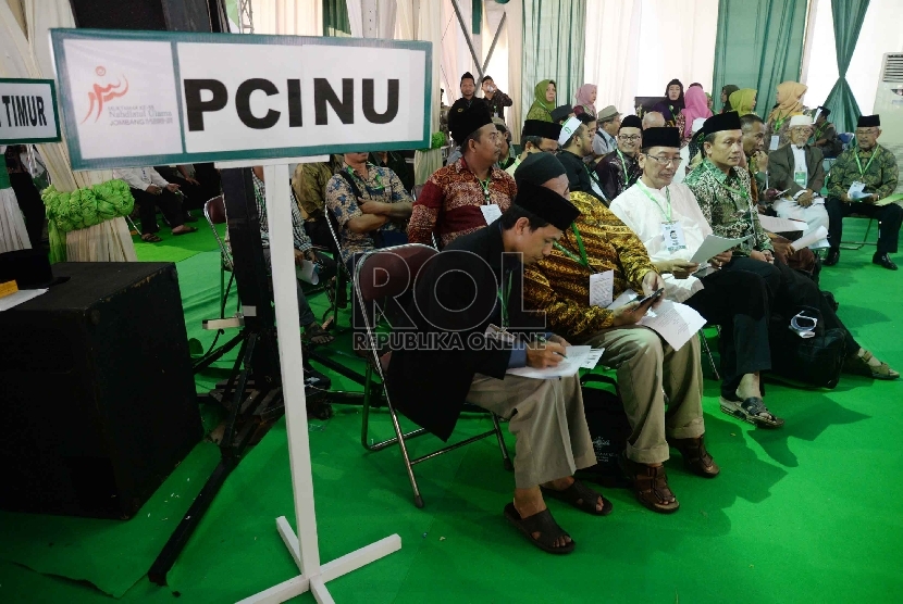 Peserta mengikuti Sidang Pleno I Muktamar NU ke-33 di Alun-alun Jombang, Jatim, Ahad (2/8). Sidang pleno yang diikuti sekitar 4000 peserta dengan agenda pembahasan tata tertib (tatib) Muktamar ke-33 NU. 