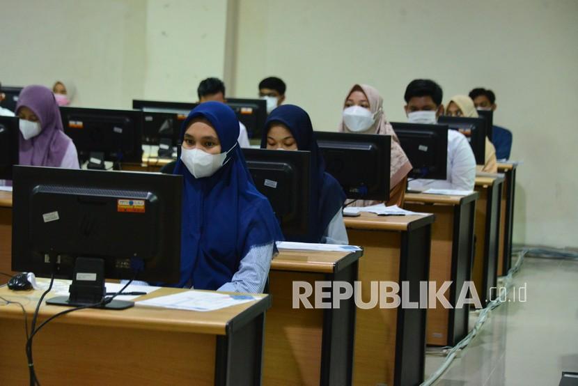 Peserta mengikuti Ujian Tulis Berbasis Komputer (UTBK) jalur Seleksi Mandiri Masuk Perguruan Tinggi Negeri (SMMPTN) dengan menerapkan protokol kesehatan secara ketat di Universitas Syiah Kuala, Banda Aceh, Aceh, Rabu (30/6/2021). 
