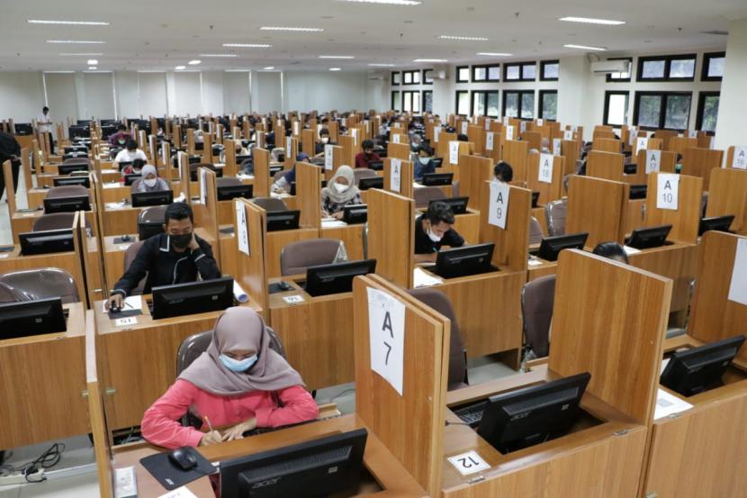 Peserta mengikuti Ujian Tulis Berbasis Komputer (UTBK) tahun 2021 di Universitas Sebelas Maret (UNS) Solo, pada sesi pertama hari pertama, Senin (12/4). 