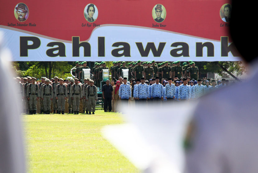  Peserta mengikuti upacara memeperingati Hari Pahlawan di Lapangan Blang Padang, Banda Aceh, Senin (10/11). 