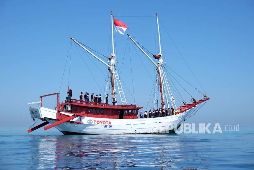 Peserta mengikuti upacara pengibaran bendera di atas kapal Pinisi Bagi Negeri di Perairan Pulau Samalona, Makassar, Sulawesi Selatan, Jumat (17/8).