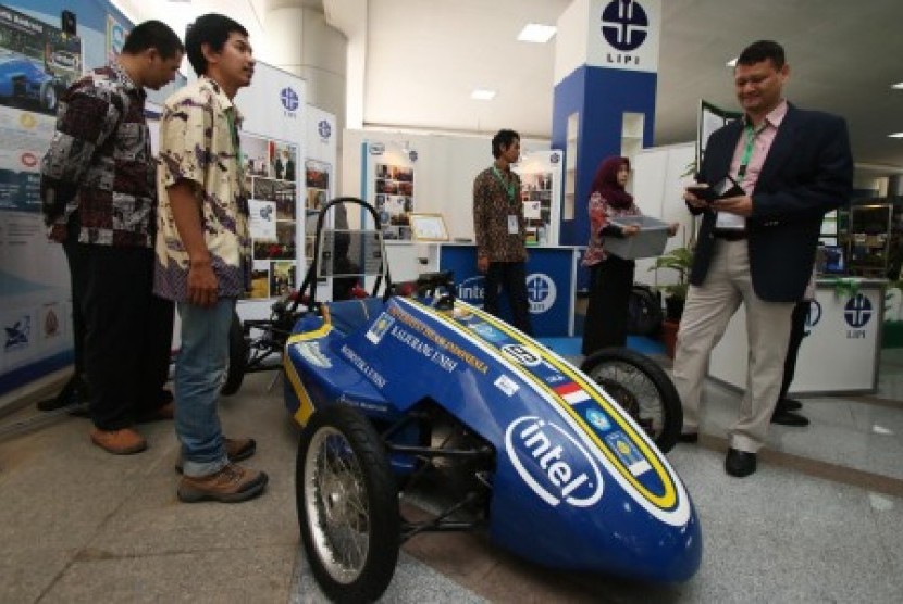 Peserta menjelaskan tentang cara kerja mobil listrik dalam Indonesia Science Expo (ISE) di Jakarta, Kamis (8/10). 