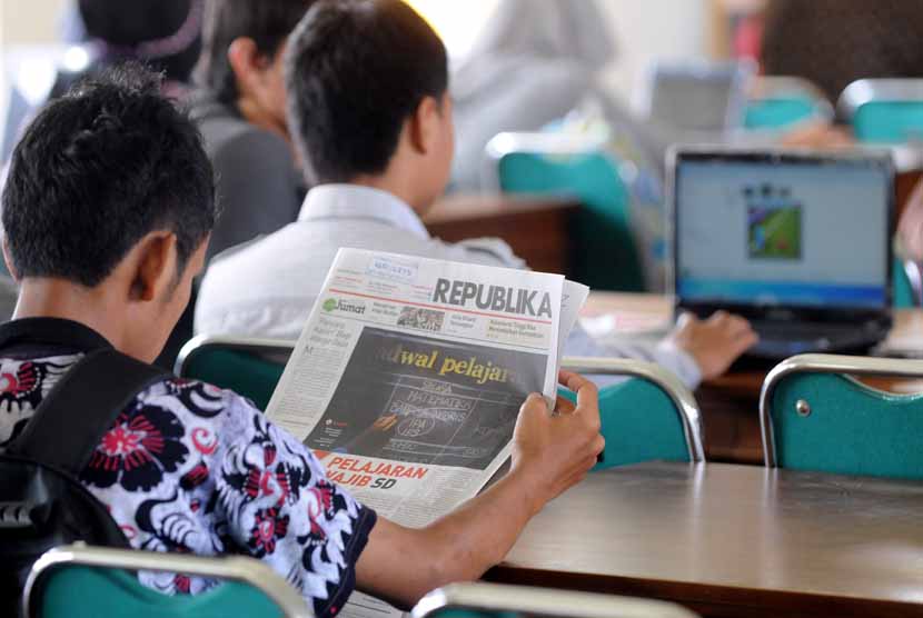  Peserta menunggu dimulainya acara Republika Online Journalism Traning di Kampus UIN Sunan Gunung Djati, Bandung, Jumat (19/10). 