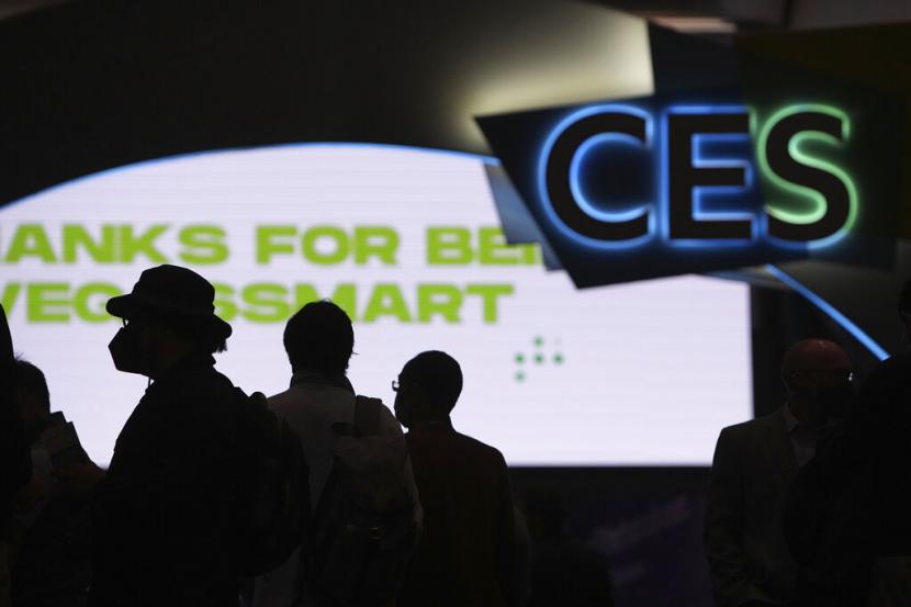 Peserta menunggu lantai pertunjukan utama dibuka di acara teknologi Consumer Electronics Show (CES) Rabu, 5 Januari 2022, di Las Vegas. MediaTek mengumumkan chipset terbaru untuk keluarga Genio yang bernama Genio 700 octa-core.