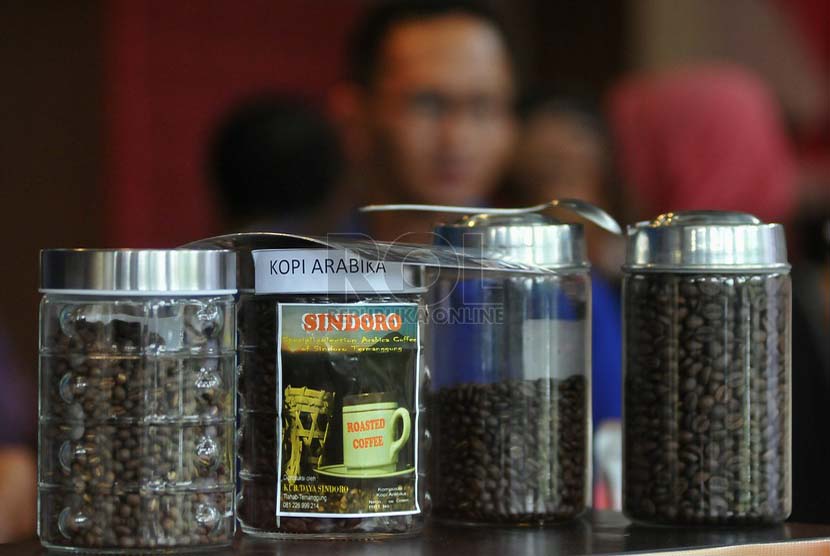 Peserta menunjukan kopi ungulan saat pameran kopi nusantara 2014 di Kementrian Perindustrian, Jakarta, Selasa (24/6).