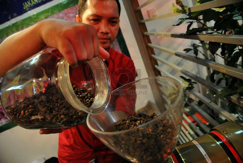 Peserta menunjukan kopi ungulan saat pameran kopi nusantara 2014 di Kementrian Perindustrian, Jakarta, Selasa (24/6).