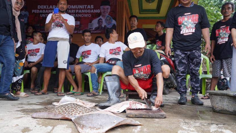 Peserta menyaksikan proses pengolahan Ikan Pari Panggang yang terkenal di Kabupaten Cirebon.