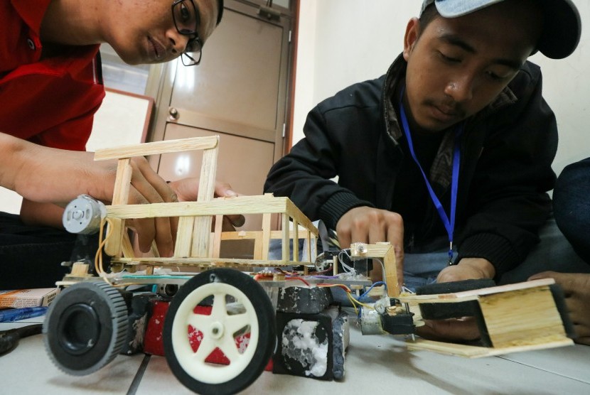 Peserta menyiapkan robot saat lomba 'Java Robot Contest VIII' di Politeknik Elektronika Negeri Surabaya (PENS), Surabaya, Jawa Timur, Minggu (2/4). 