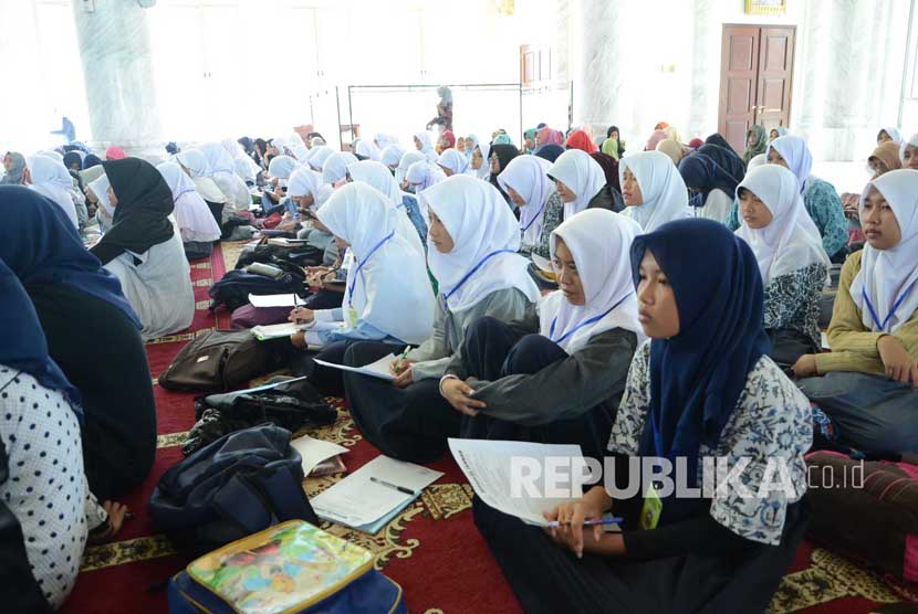 Peserta menyimak materi pada kegiatan 'Ramadhan Remaja Mengaji' di Masjid Agung Trans Studio Bandung, Selasa (7/6). (Republika/Edi Yusuf)