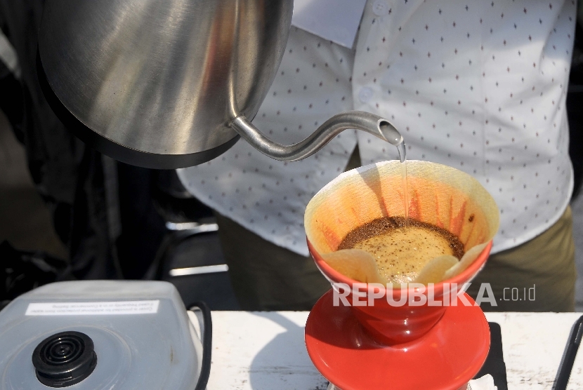 Meracik kopi (Ilustrasi). Kampung Yoboi, Distrik Sentani, Kabupaten Jayapura mendapat hibah peralatan meracik kopi dari komunitas sosial Doing Deep and Wise for New Generation (D2WNG).
