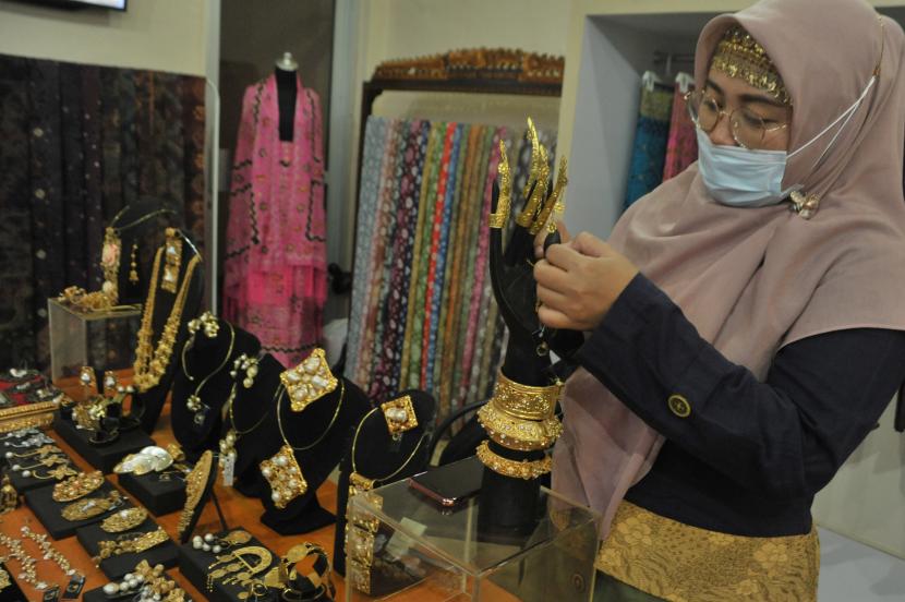 Pameran Karya Kreatif Indonesia (KKI) 2020 yang digelar dalam tiga seri mencatat omzet penjualan sebesar Rp 16,51 miliar. KKI menyajikan berbagai produk UMKM yang terdiri dari kain dan pakaian, kerajinan, serta makanan dan minuman.