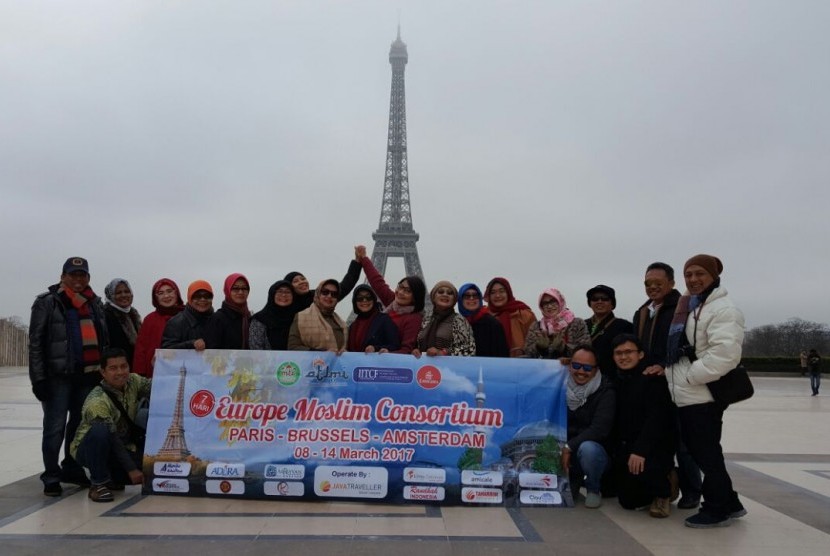 Peserta Mini West Europe Tour angkatan pertama berfoto bersama di depan Menara Eifflel Paris, Perancis, Jumat (10/3/2017).