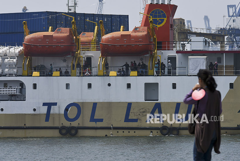 Peserta mudik sepeda motor gratis naik kapal laut berada di KM Sabuk Nusantara 107 yang mulai berlayar dari Pelabuhan Penumpang Tanjung Priok, Jakarta, Selasa (12/6).