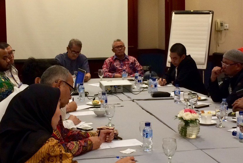 Peserta Muker Himpuh berdiskusi dengan anggota Badan Pengelola Keuangan Haji (BPKH), di Surabaya, (9/10).
