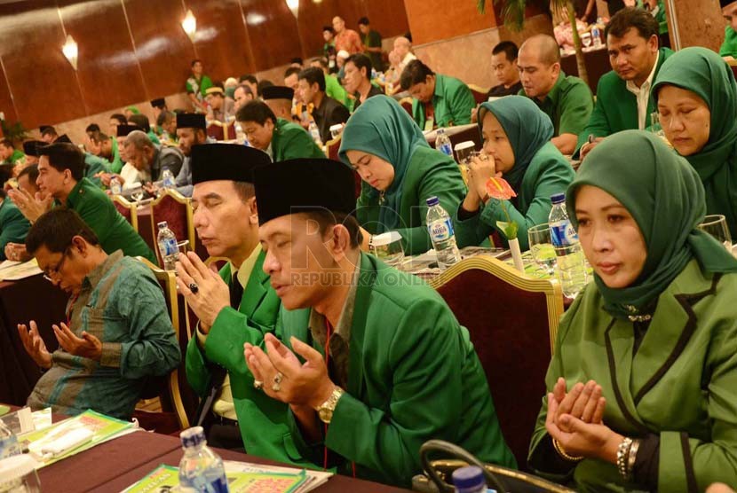   Peserta Mukernas PPP berdoa bersama dalam 'Musyawarah Kerja Nasional II DPP P3' di Hotel Grand Preanger, Bandung, Jumat (7/2).  (Republika/Edi Yusuf)