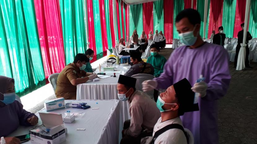 Peserta Muktamar ke-34 NU harus memeriksakan kesehatan di Posko Kesehatan Universitas Lampung, Senin (20/12). 