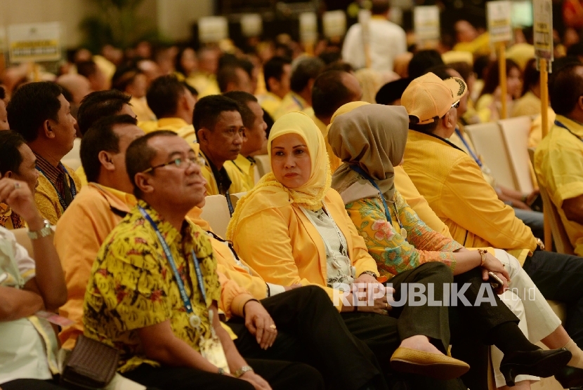 Peserta Munaslub mengikuti sidang Paripurna Musyawarah Nasional Luar Biasa (Munaslub) Partai Golkar 2016 di Nusa Dua, Bali, Ahad (15/5).  (Republika/ Yasin Habibi)