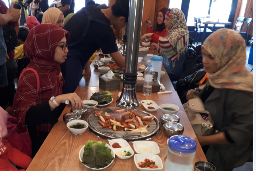 Peserta Korea Muslim Educational Trip (Komet) menikmati Sutbul Dakgalbi di  salah satu resto halal di Seoul, Korea Selatan, Selasa (22/8). 