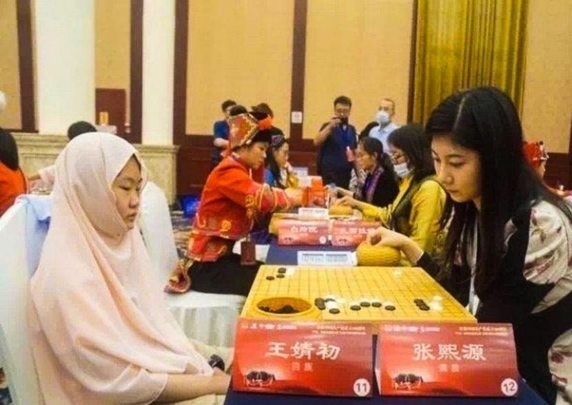 Gara-Gara Jilbab, Muslim Hui China Dituduh Ekstremis. Peserta Muslim Turnamen Go atau Weiqi dari etnis Hui di Ningxia, China (kiri) mengenakan jilbab. Jilbab yang ia kenakan memicu keluhan daring tentang ekstremis.