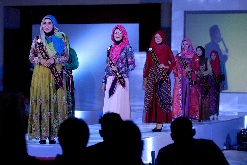 Peserta Muslimah Jewels Awards 2015 mengikuti audisi tingkat Jatim di Islamic Center, Pamekasan, Jatim, Selasa (24/11)