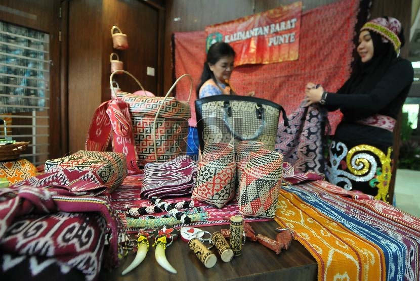 Peserta pameran industri kreatif menunjukan hasil kerajinannya dalam pameran produk ungulan di Kementerian Perindustrian. 
