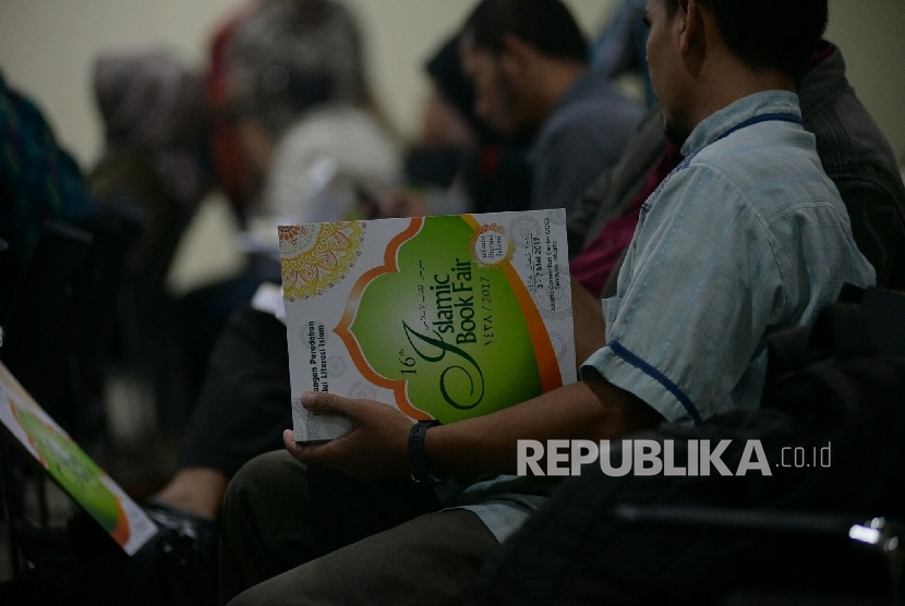 Peserta pameran Islamic Book Fair saat hadir pada launching IBF 2017, Jakarta, Rabu (9/11).
