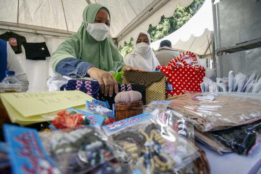 Peserta pameran menata produk saat pameran UMKM di Klapanunggal, Kabupaten Bogor, Jawa Barat, Rabu (16/6/2021). Presiden Joko Widodo menginstruksikan jajarannya untuk mempercepat upaya untuk mendorong para pelaku Usaha Mikro, Kecil, dan Menengah (UMKM) untuk masuk ke ekosistem digital, sebab Indonesia memiliki potensi ekonomi digital yang sangat besar. 