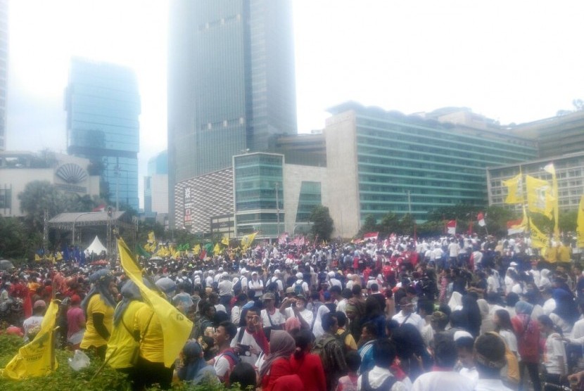 Peserta Parade Kebudayaan membawa atribu partai dalam mengikuti aksi di Jakarta pada Ahad (4/12). 