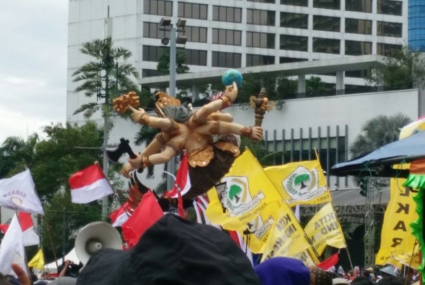 Peserta Parade Kebudayaan membawa atribu partai dalam mengikuti aksi di Jakarta pada Ahad (4/12).