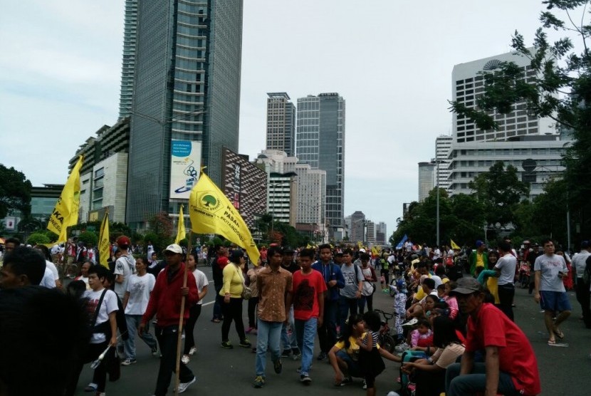 Peserta Parade Kebudayaan membawa atribu partai dalam mengikuti aksi di Jakarta pada Ahad (4/12).