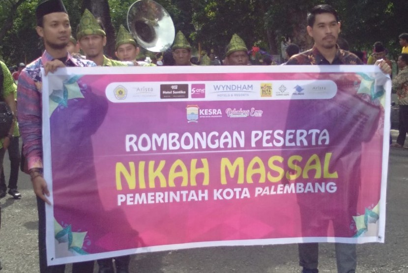 Peserta  pasangan nikah massal diarak menuju acara perayaan nikah massal di Kambang Iwak, Sabtu (8/12)  yang dihadiri Wali Kota Palembang Harnojoyo, Menteri Perhubungan Budi karya Sumadi dan Gubernur Sumsel Herman Deru. 