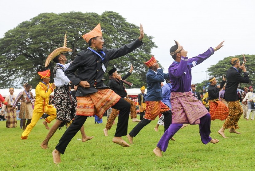 Lirik dan Arti Lagu Bungong Jeumpa. Foto ilustrasi: Peserta pawai berpakaian adat dari sejumlah daerah mengikuti Kirab Kota dan Pawai Budaya Sail Sabang di Sabang, Aceh, Rabu (29/11).