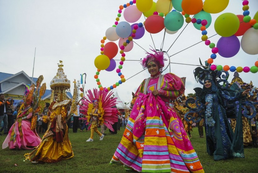 Peserta pawai dengan kostum karnaval mengikuti Kirab Kota dan Pawai Budaya Sail Sabang di Sabang, Aceh, Rabu (29/11)).