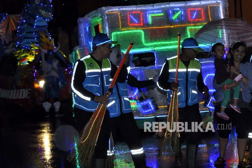 Peserta pawai mobil hias melintas saat parade light festival bertemakan Robot Galactica di Jalan Merdeka, Kota Bandung, Ahad (9/10) malam. 