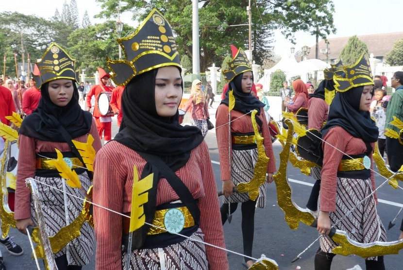 Peserta pawai ta'aruf Olimpiade Budaya Jawa (OBJ) II, di Yogyakarta.