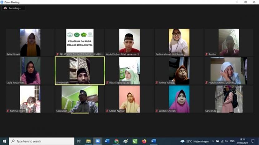 Peserta pelatihan dai muda dengan menggunakan media digital yang diadakan oleh STAI Al Aulia Bogor mengikuti review naskah, materi buku dan video secara daring, Rabu (27/10).