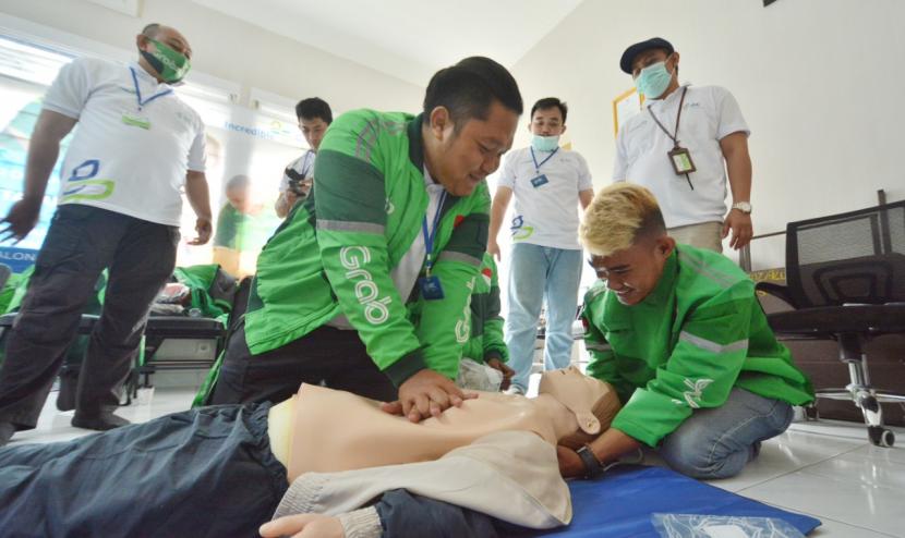 Peserta pelatihan diberikan pemahaman tentang Bantuan Hidup Dasar (BHD) pada pasien atau korban henti jantung atau henti napas dengan melakukan resusitasi jantung paru atau pompa jantung, serta latihan teknik dalam melakukan balut luka.