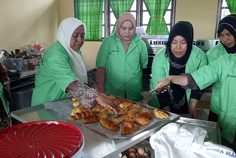 Peserta pelatihan guru program keahlian ganda tahap IN-1 mempraktikkan pembuatan roti dari hasil pertanian di SMKN 1 Peureulak, Aceh Timur.