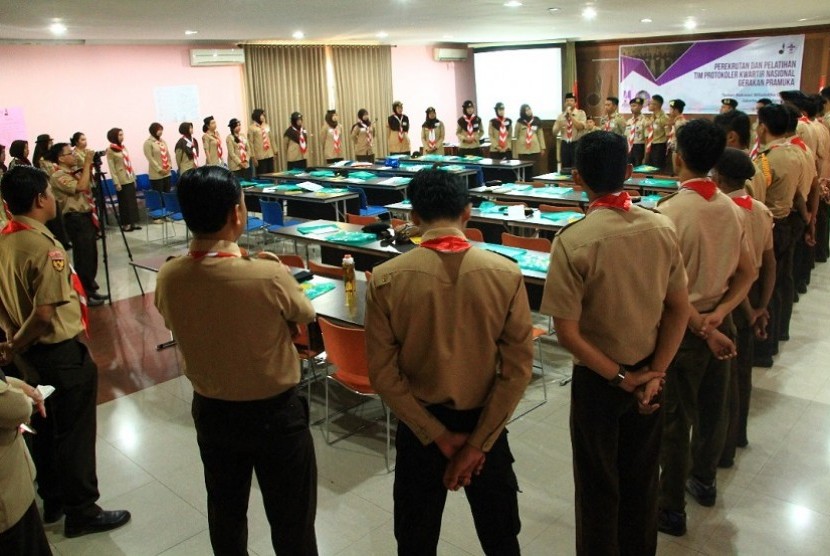 peserta pelatihan keprotokolan Kwarnas tampak antusias mendengarkan dan aktif melakukan praktik table manner,