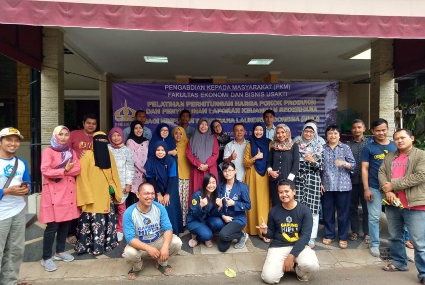 Peserta pelatihan laporan keuangan usaha kecil laundry berfoto bersama Tim  Pengabdian Kepada Masyarakat (PKM) Universitas Trisakti usai gelaran pelatihan, Jumat (15/11).