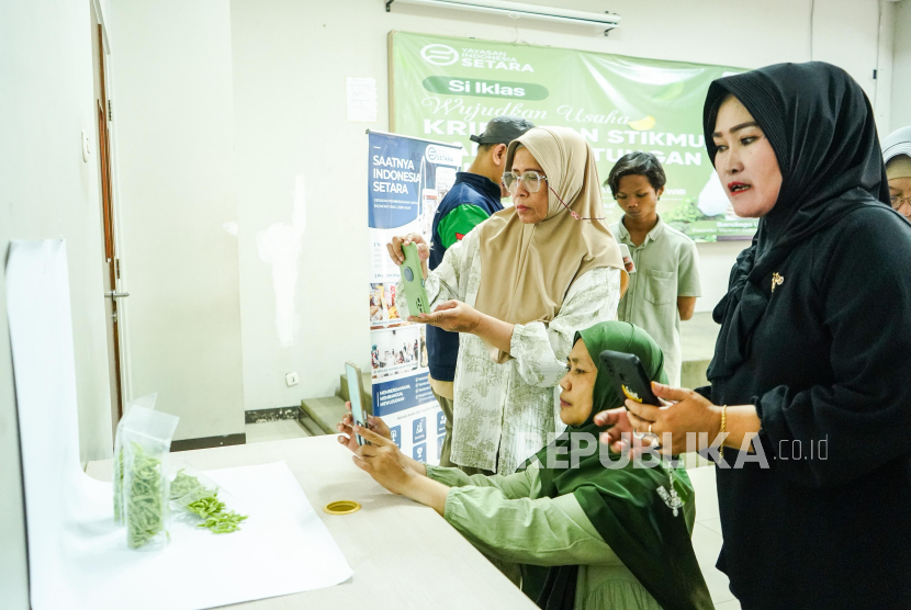 Peserta pelatihan usaha mikro, kecil, dan menengah (UMKM) pembuatan kripik dan sistik di Universitas Islam Syekh Yusuf (UNIS), Kota Tangerang, Banten.