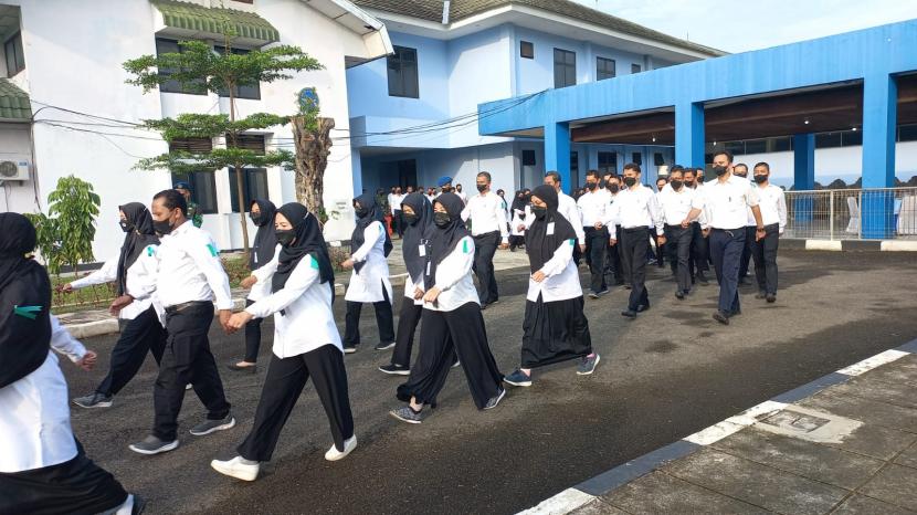 Peserta pembekalan petugas kesehatan haji sudah mulai apel. Pejabat Lakespra TNI AU dan Kementerian Kesehatan haji telah hadir di lokasi.