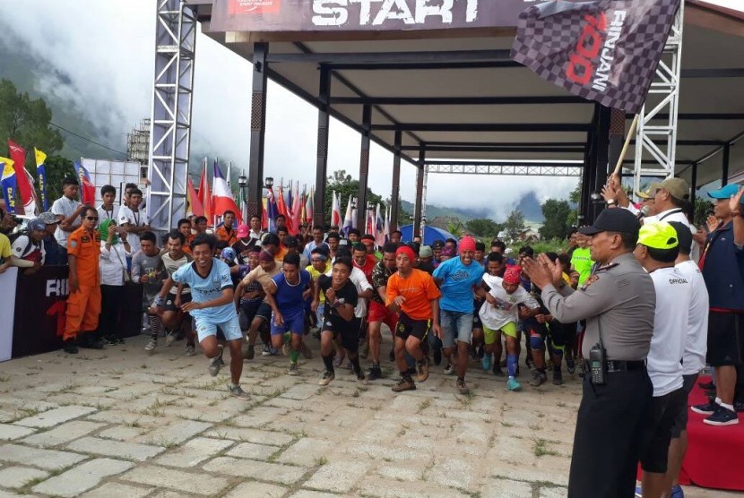 Peserta Pergasingan Challenge, lomba lari antar porter di Gunung Rinjani memulai start di Sembalun, Lombok Timur, NTB, Jumat (5/5) sore.  