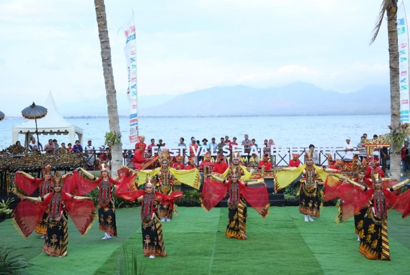 Peserta program BSBI - Banyuwangi saat memeriahkan acara Festival Selat Bali pada 7 Agustus 2019. 