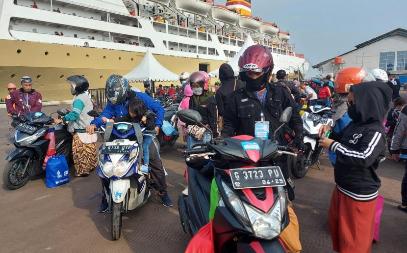 Peserta program midik gratis PT Pelni tujuan sejumlah daerah di Jawa Tengah tiba di Pelabuhan Tanjung Emas Semarang, Rabu (27/4) 
