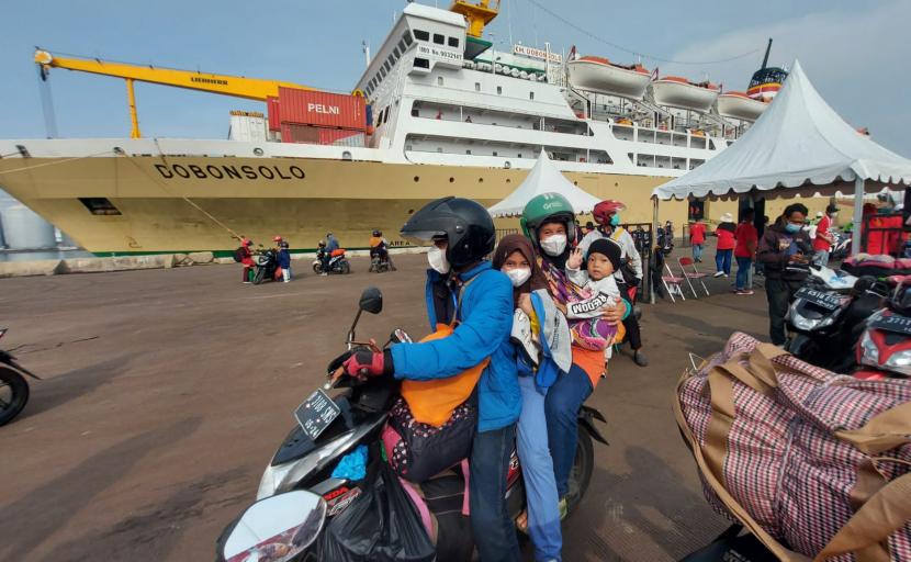 Peserta program mudik gratis PT Pelni gelombang pertama tujuan sejumlah daerah di Jawa Tengah tiba di Pelabuhan Tanjung Emas Semarang, Rabu (27/4/2022). Pelni kembali melepas gelombang kedua dengan KM Ciremai.