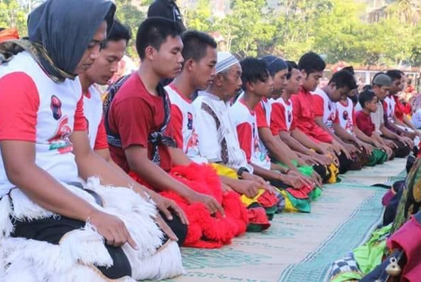 Peserta Rampak Barong melaksanakan shalat ashar di sela-sela kegiatan.