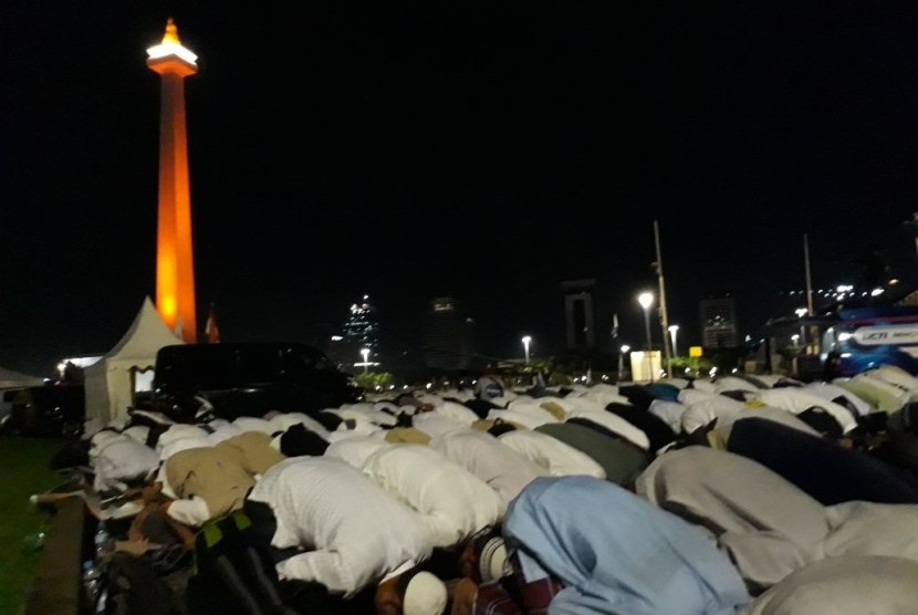 Peserta Reuni 212 melaksanakan Shalat Subuh berjamaah di Lapangan Monas, Sabtu (2/12)